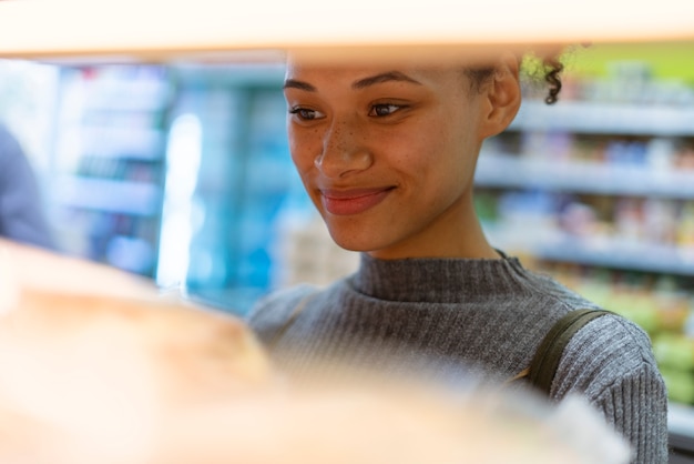 Bella giovane donna che fa la spesa per il cibo