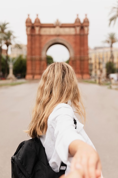 Bella giovane donna che visita la città