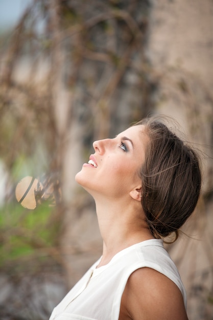 Foto gratuita bella giovane donna che si siede in una vite