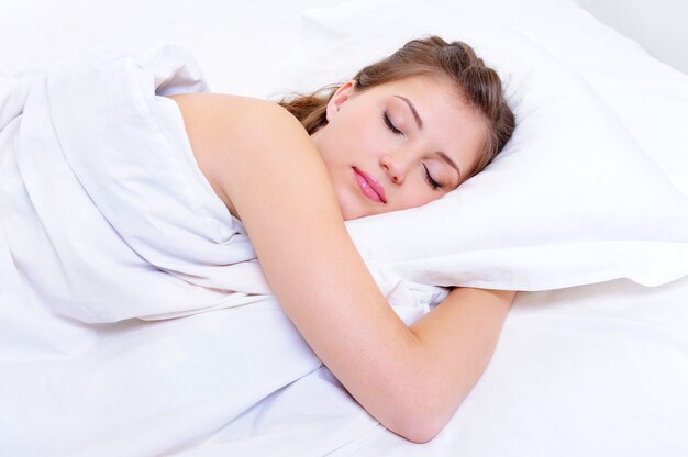 아름 다운 젊은여자가 수면