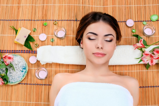 Free photo beautiful young woman at a spa salon