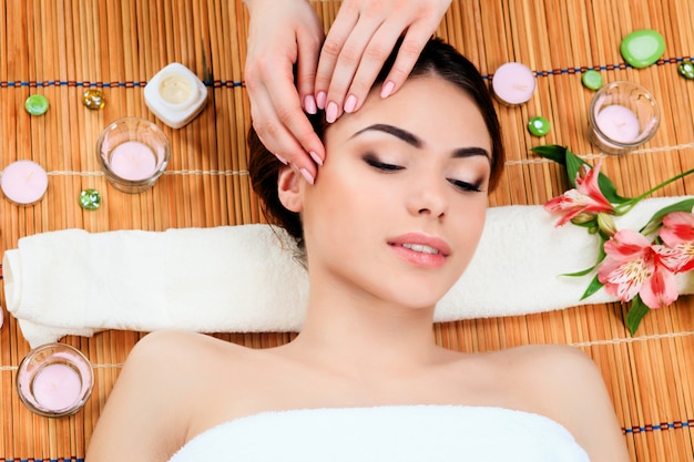 Free photo beautiful young woman at a spa salon