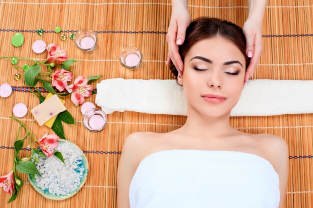 Free photo beautiful young woman at a spa salon