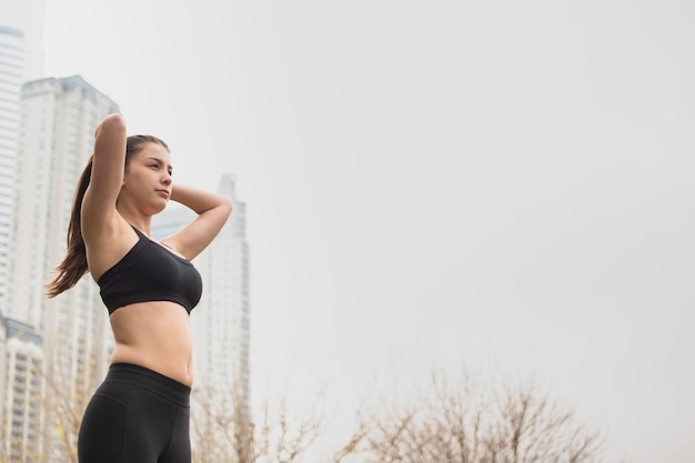 Foto gratuita bellissima giovane donna in abiti sportivi