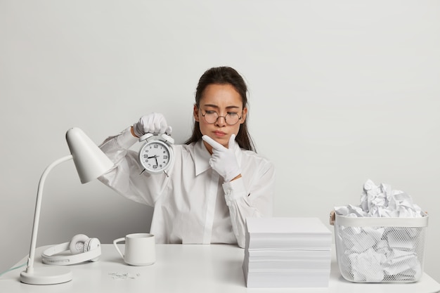 Free photo beautiful young woman studying at her desk