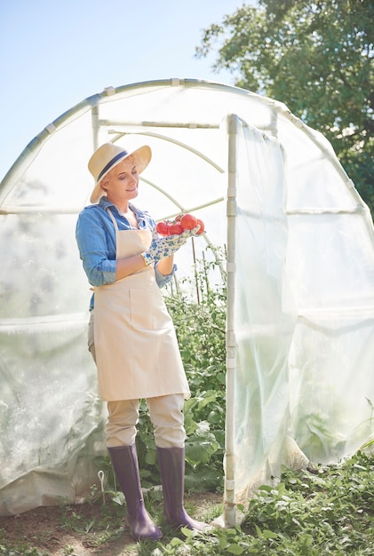 Foto gratuita bella giovane donna che si prende cura del suo giardino