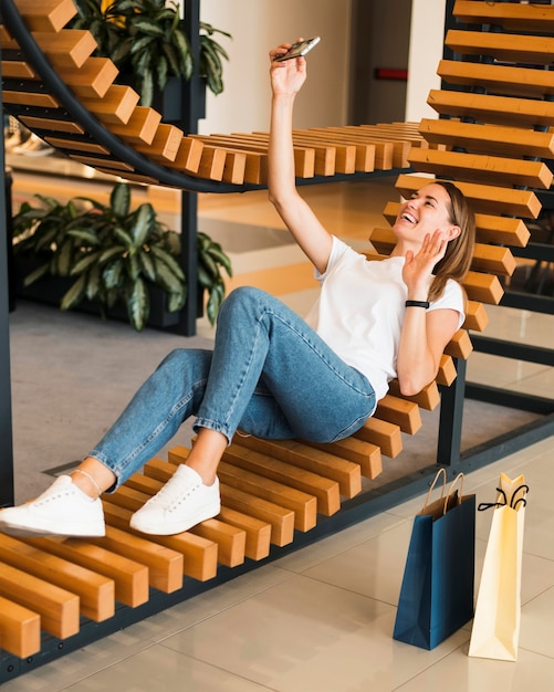 Foto gratuita bella giovane donna che cattura un selfie