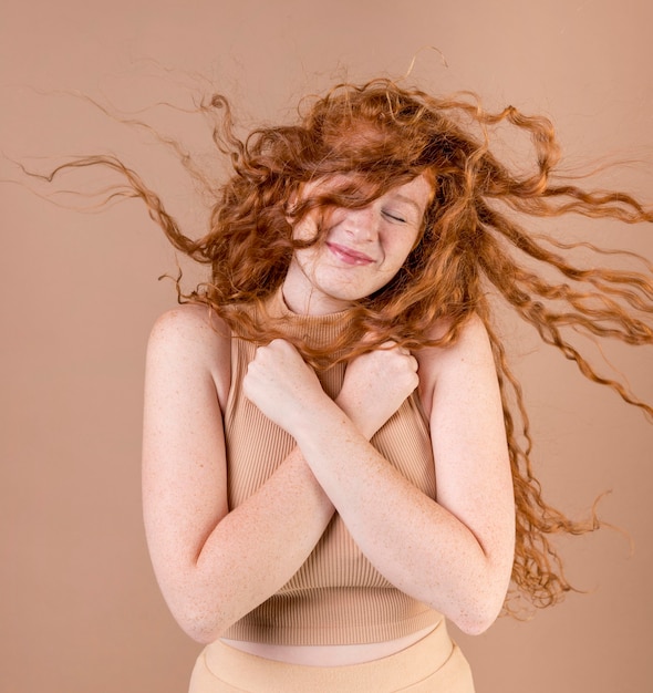 Free photo beautiful young woman teaching sign language