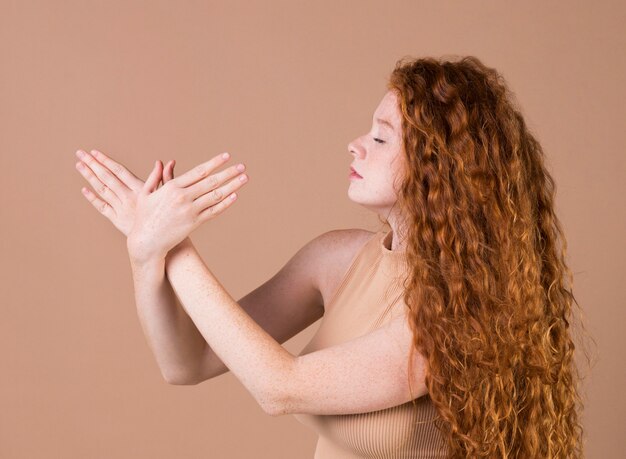 Красивая молодая женщина преподает язык жестов