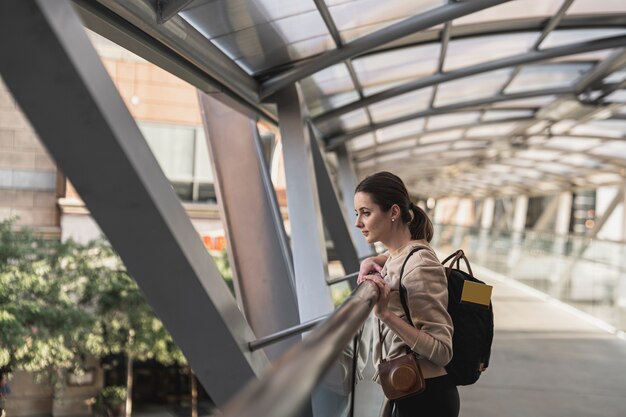 旅行の美しい若い女性