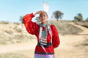 Free photo beautiful young woman wearing native american costume