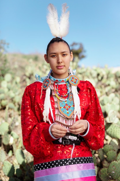 Foto gratuita bella giovane donna che indossa il costume nativo americano