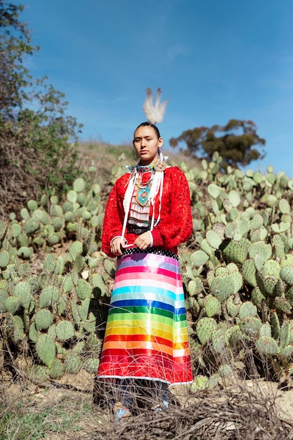 Foto gratuita bella giovane donna che indossa il costume nativo americano