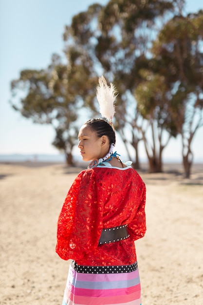 아메리카 원주민 의상을 입은 아름다운 젊은 여성