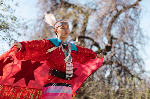 Free photo beautiful young woman wearing native american costume