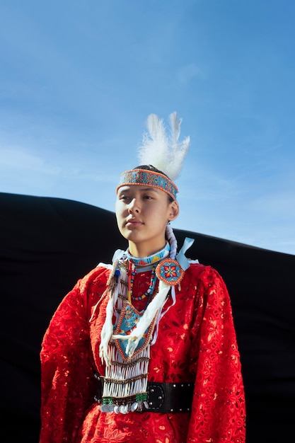 무료 사진 아메리카 원주민 의상을 입은 아름다운 젊은 여성