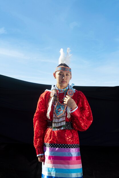 Красивая молодая женщина в костюме коренных американцев