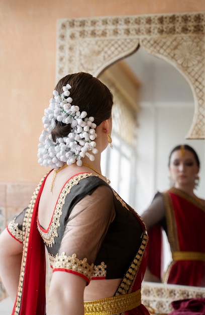 Foto gratuita bella giovane donna che indossa sari