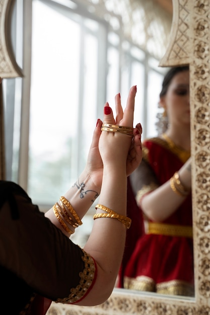 Free photo beautiful young woman wearing sari