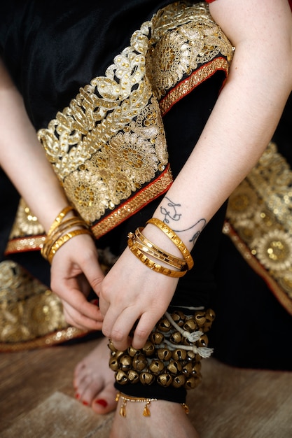 Free photo beautiful young woman wearing sari