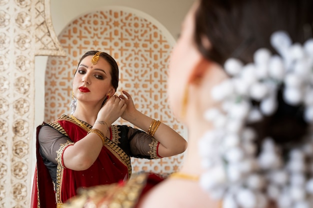 Free photo beautiful young woman wearing sari