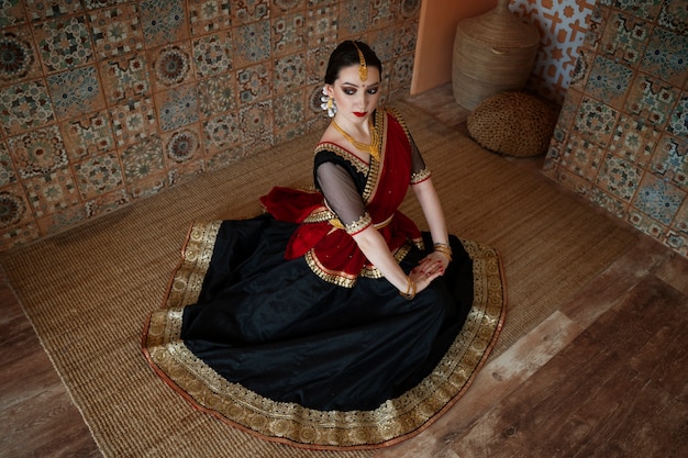 Free photo beautiful young woman wearing sari