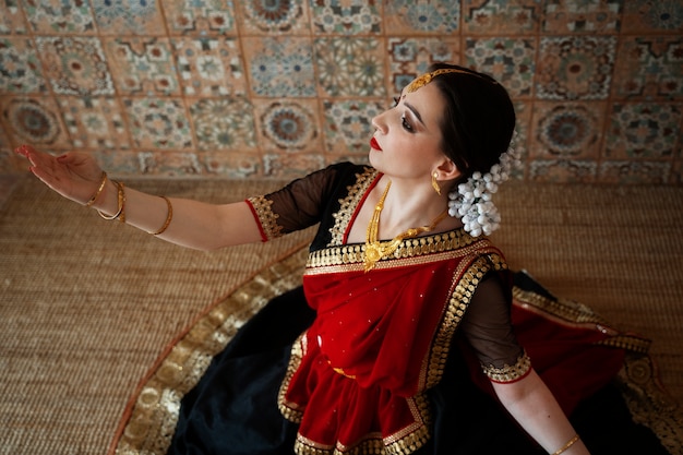 Free photo beautiful young woman wearing sari