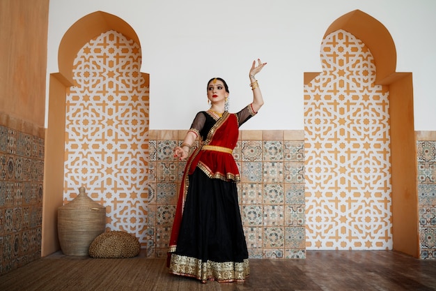 Free photo beautiful young woman wearing sari