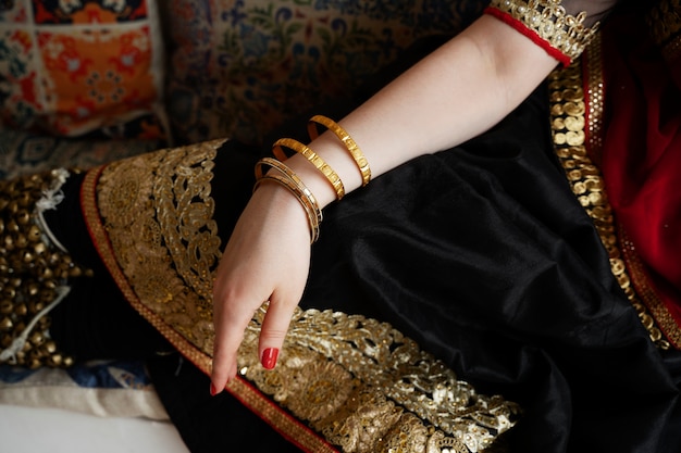 Bella giovane donna che indossa sari