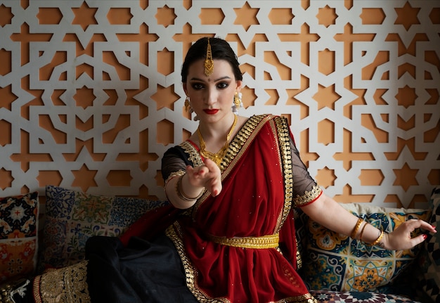 Foto gratuita bella giovane donna che indossa sari