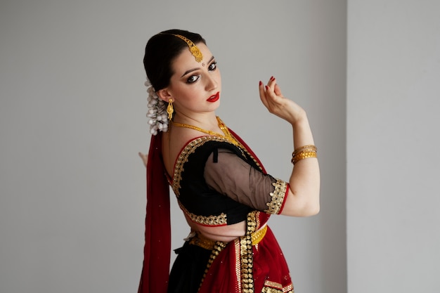 Free photo beautiful young woman wearing sari