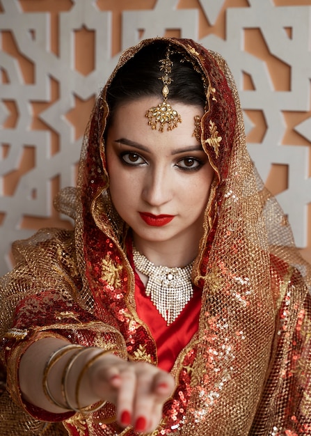 Free photo beautiful young woman wearing sari