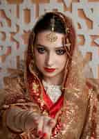 Бесплатное фото Красивая молодая женщина в сари