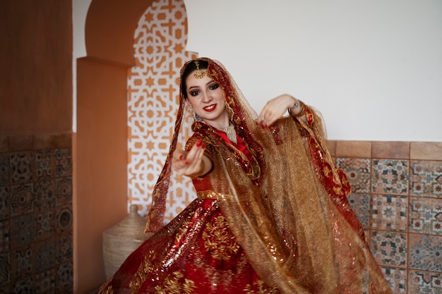 Free photo beautiful young woman wearing sari