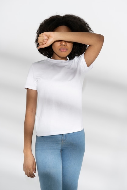 Free photo beautiful and young woman wearing shirt mockup