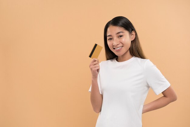 Free photo beautiful and young woman wearing shirt mockup