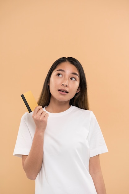 Free photo beautiful and young woman wearing shirt mockup