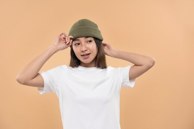 Free photo beautiful and young woman wearing shirt mockup