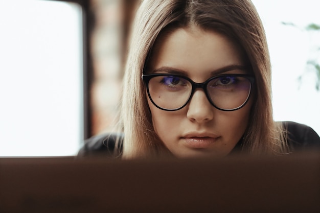 Free photo beautiful young woman with eyeglasses looking staring