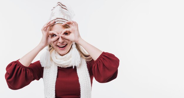 Bellissima giovane donna con cappello