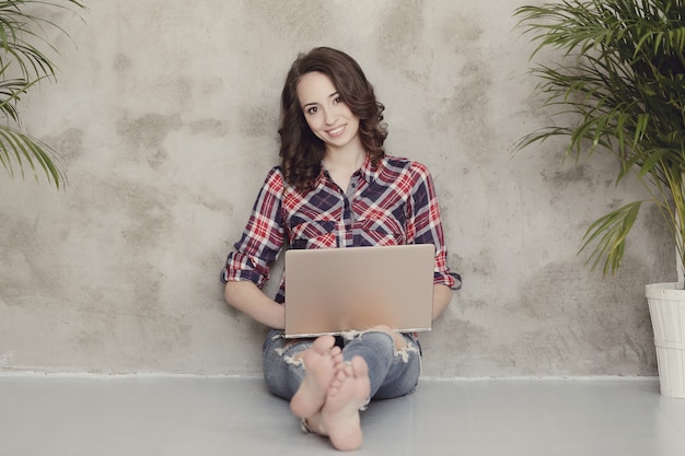 노트북 컴퓨터와 아름 다운 젊은 여자