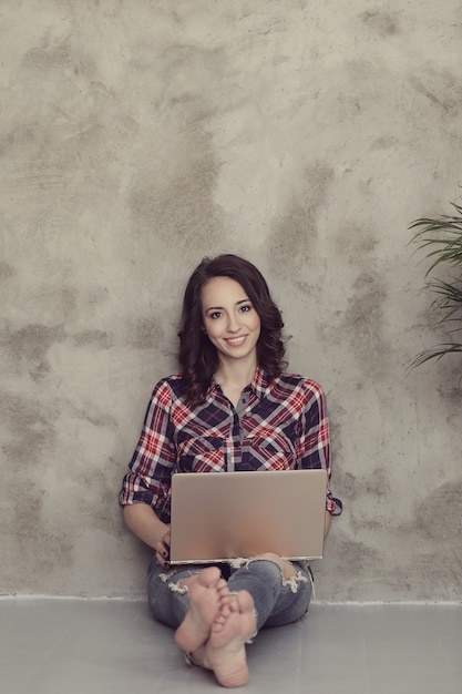 Free photo beautiful young woman with laptop computer