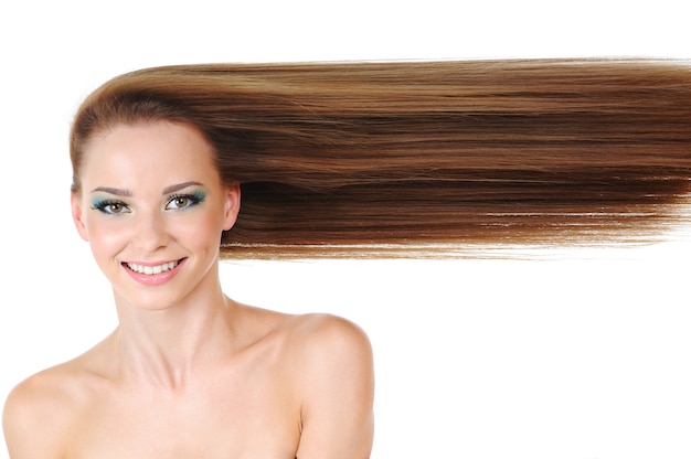 Foto gratuita bella giovane donna con capelli biondi lunghi sani in linea vicino al viso