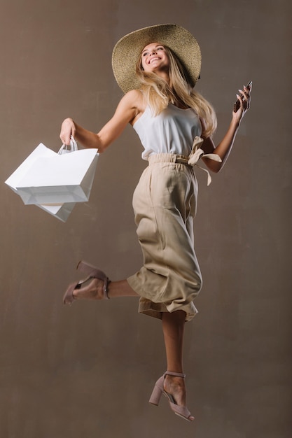 Foto gratuita bella giovane donna con i sacchetti della spesa