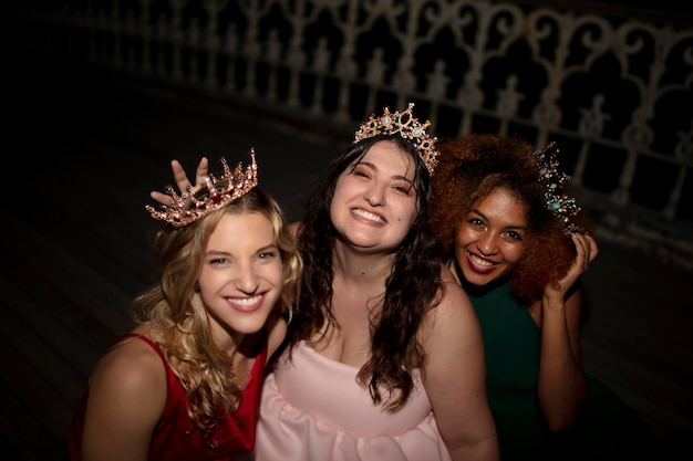 Foto gratuita belle giovani donne che si divertono alla loro festa di laurea