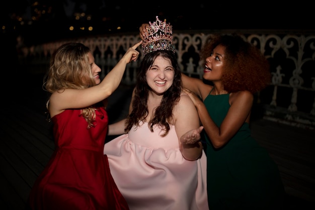 Foto gratuita belle giovani donne nella loro serata di laurea