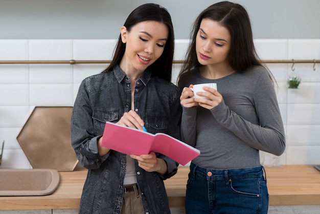 Foto gratuita belle giovani donne che lavorano su un progetto