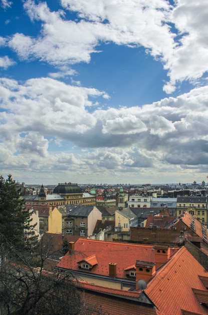 흐린 푸른 하늘 아래 크로아티아의 아름다운 자그레브 도시