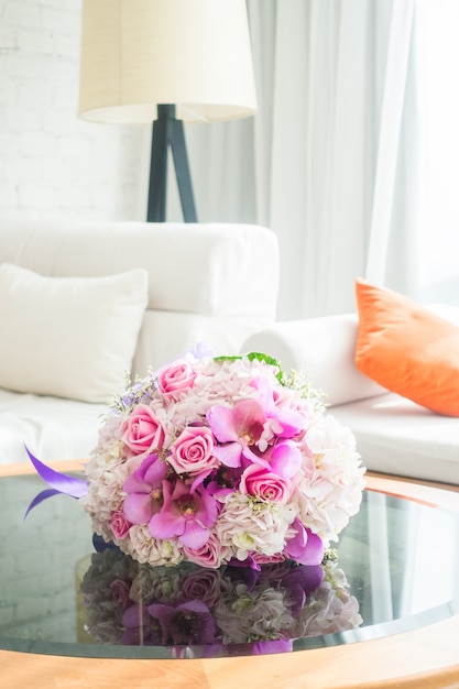 Foto gratuita bouquet beautifull su un tavolo