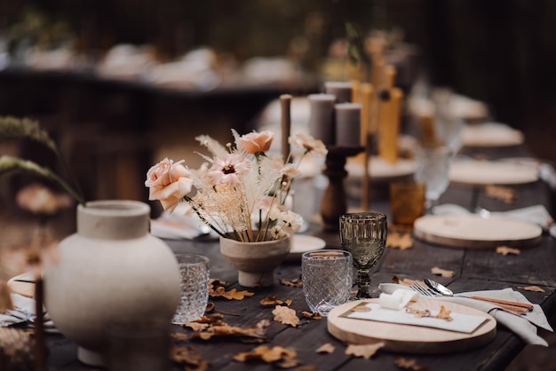 Красиво оформленный свадебный стол в лесу